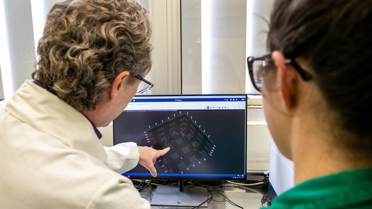 Brazil FIOTEC LACEN IR Biotyper Training laboratorians to interpret results from the IT Biotyper, a machine used to identify antimicrobials to which bacteria might be resistant.
