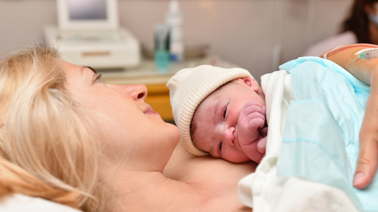 mPINC Supporting Evidence Mom and newborn baby skin to the skin after birth.