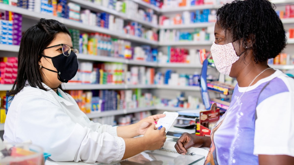 una farmacéutica hablando con una paciente sobre su receta