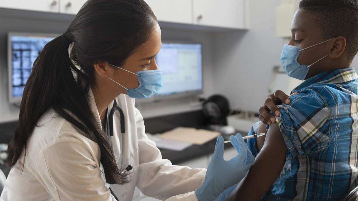 Boy Vaccine una médica aplicando una vacuna contra el VPH a un niño
