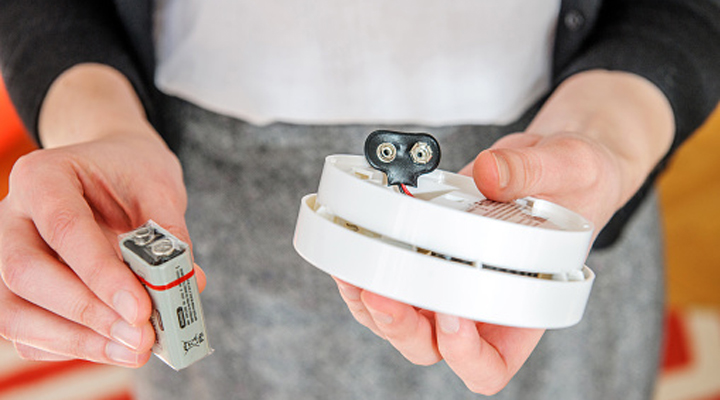 co-detector-change-battery-720px Hands holding 9 volt battery and carbon monoxide detector