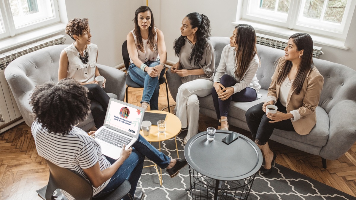 chw-group-spanish1200 Una trabajadora comunitaria de la salud impartiendo una sesión grupal de AMIGAS