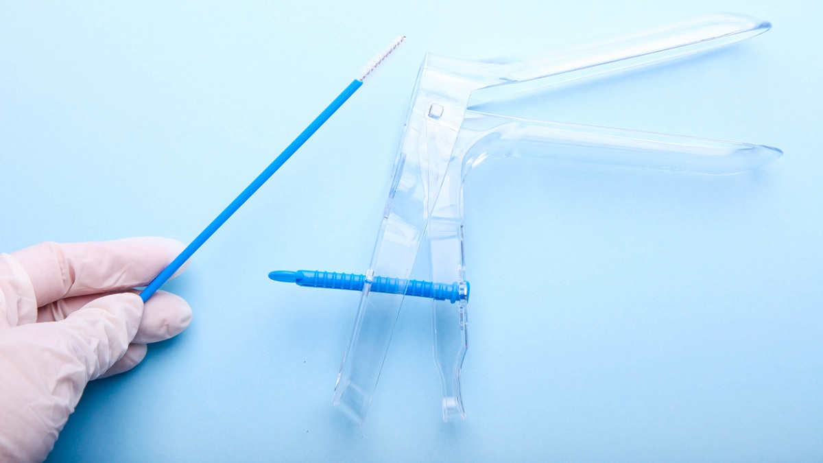 Speculum Cytology Brush Foto de un cepillo citológico y un espéculo.