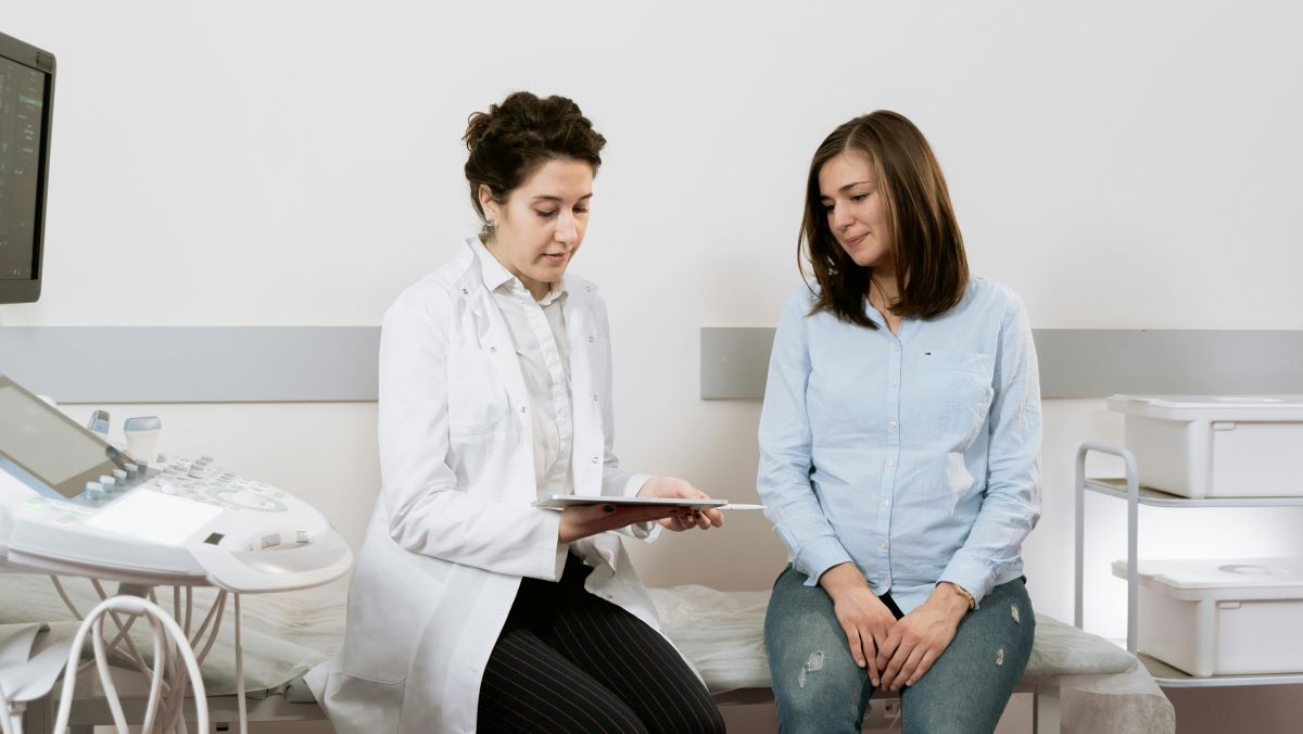 HCP consulting pregnant patient Doctor consulting pregnant patient.