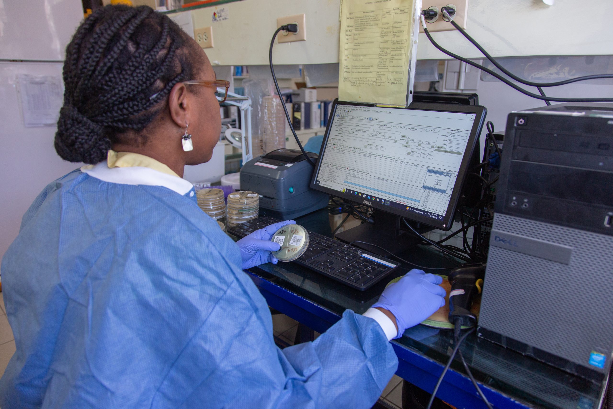 Lab worker in Haiti registers cholera samples Laboratory worker registers stools samples on a computer. @UNICEF/U.S.CDC/UN0771521/Rouzier