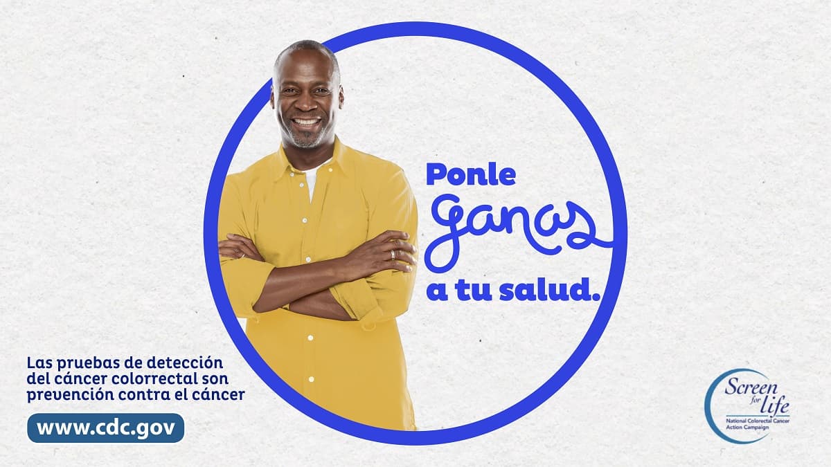 Man Rectangle Spanish Un hombre que está de pie al lado de la frase "Ponle ganas a tu salud." Las pruebas de detección del cáncer colorrectal son prevención contra el cáncer. www.cdc.gov. Screen for Life.