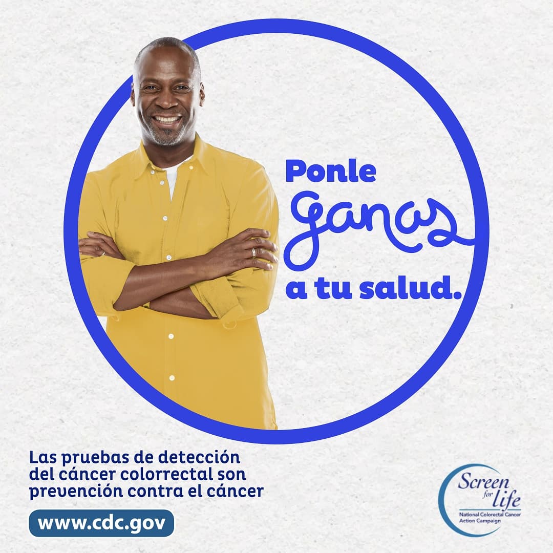 Man Square Spanish Un hombre que está de pie al lado de la frase "Ponle ganas a tu salud." Las pruebas de detección del cáncer colorrectal son prevención contra el cáncer. www.cdc.gov. Screen for Life.