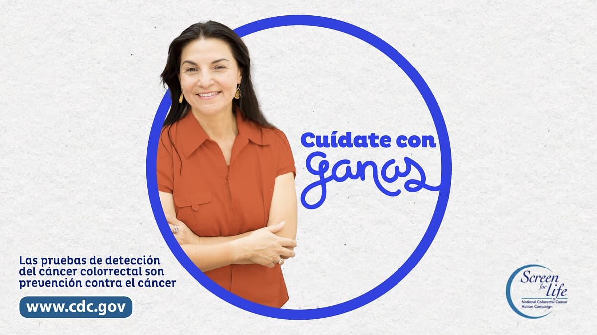 Woman Rectangle Spanish Una mujer que está de pie al lado de la frase "Cuídate con ganas." Las pruebas de detección del cáncer colorrectal son prevención contra el cáncer. www.cdc.gov. Screen for Life.