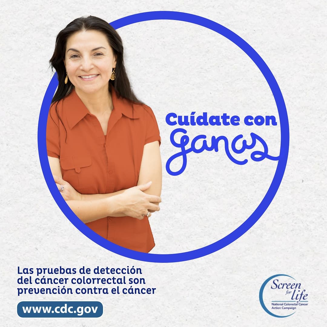 Woman Square Spanish Una mujer que está de pie al lado de la frase "Cuídate con ganas." Las pruebas de detección del cáncer colorrectal son prevención contra el cáncer. www.cdc.gov. Screen for Life.
