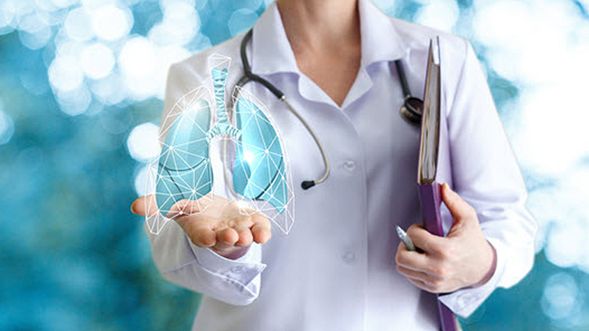 645455526_Physician-with-lung-model Female physician appearing to hold a hologram model of lungs in her outstretched hand