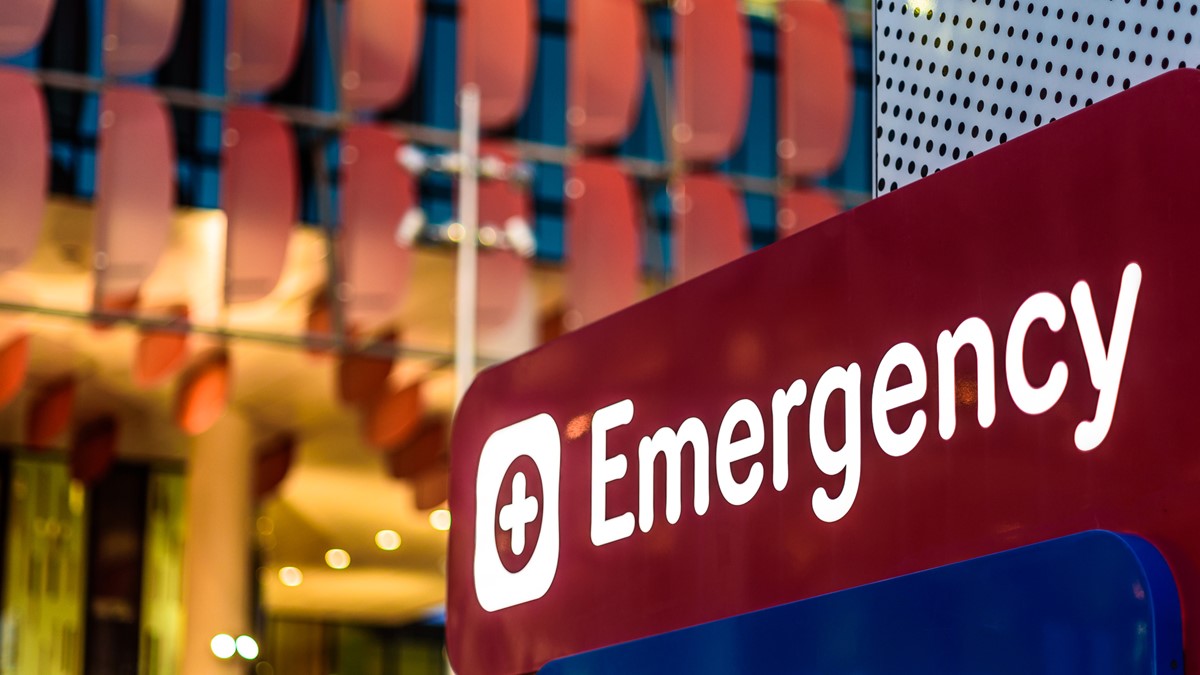 clinical features thumbnail An imagine of an emergency room sign in front of a hospital.