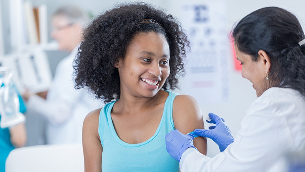eligibility recommendations thumbnail Proveedor de atención médica aplicando una curita al brazo de un paciente pediátrico.