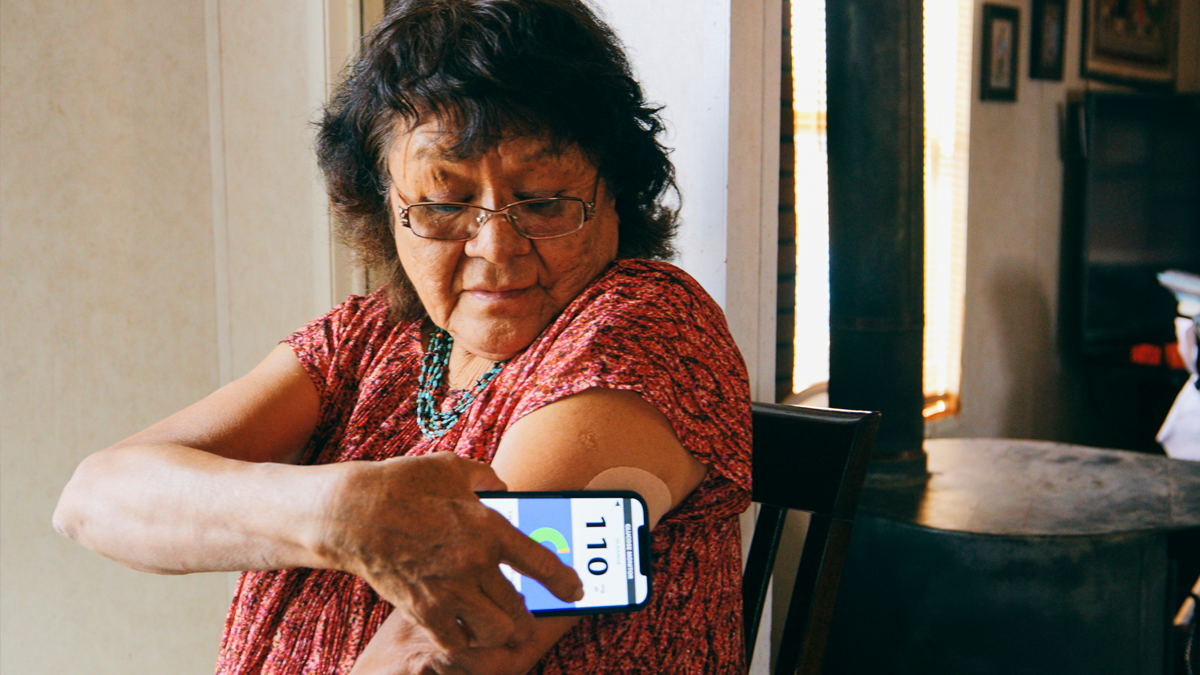 Senior Woman Checking Blood Glucose Level on an App Mujer mayor chequeando los niveles de glucosa en la sangre con una aplicación