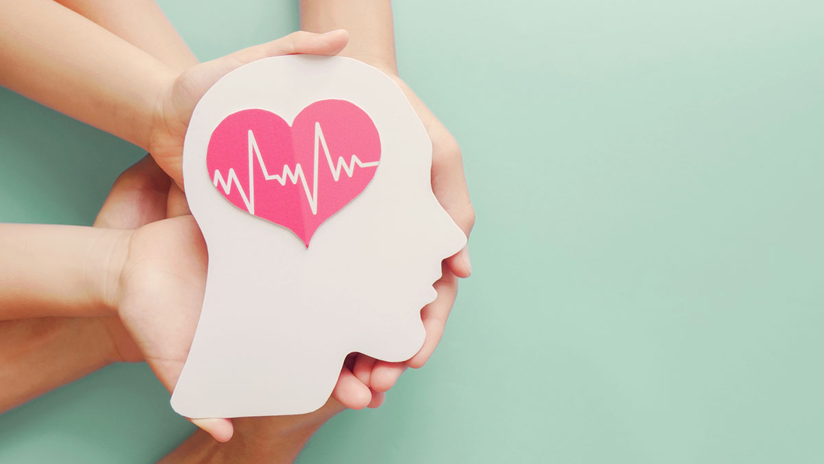Brain-Health Grupo de manos que sostienen un cerebro de papel en forma de corazón recortado que simboliza un cerebro sano.
