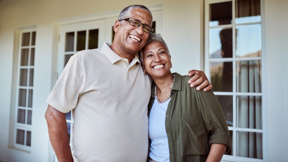Pareja de mediana edad abrazándose