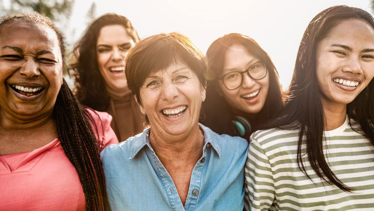 Diabetesandwomen.jpg Grupo de mujeres diversas al aire libre sonriendo