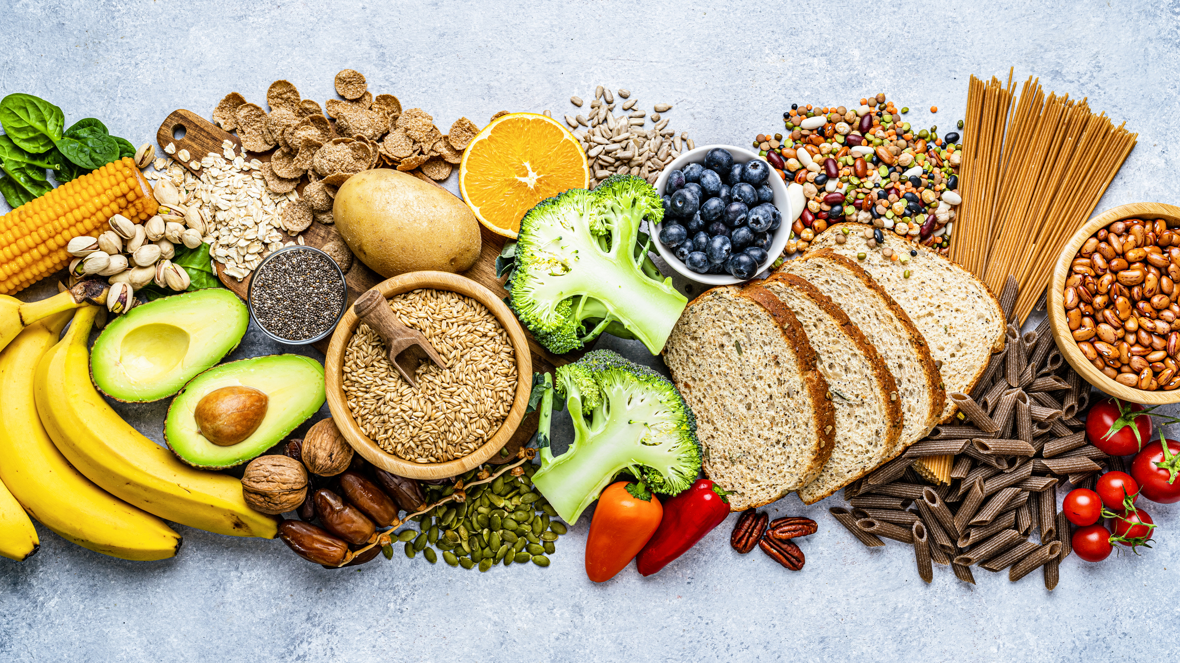 Una variedad de alimentos que contienen carbohidratos.
