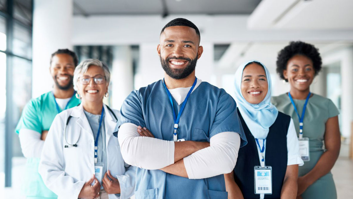 Grupo de médicos y personal de enfermería jóvenes