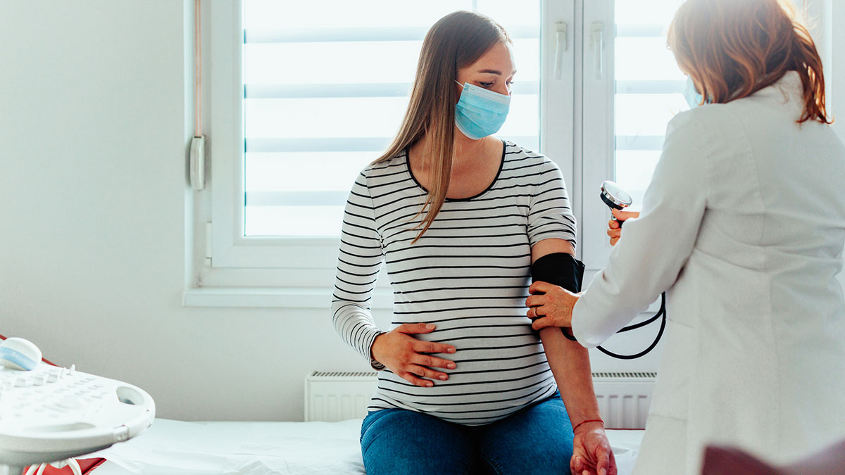 Type 1 Diabetes and Pregnancy Mujer embarazada en el doctorUna mujer embarazada y su médica