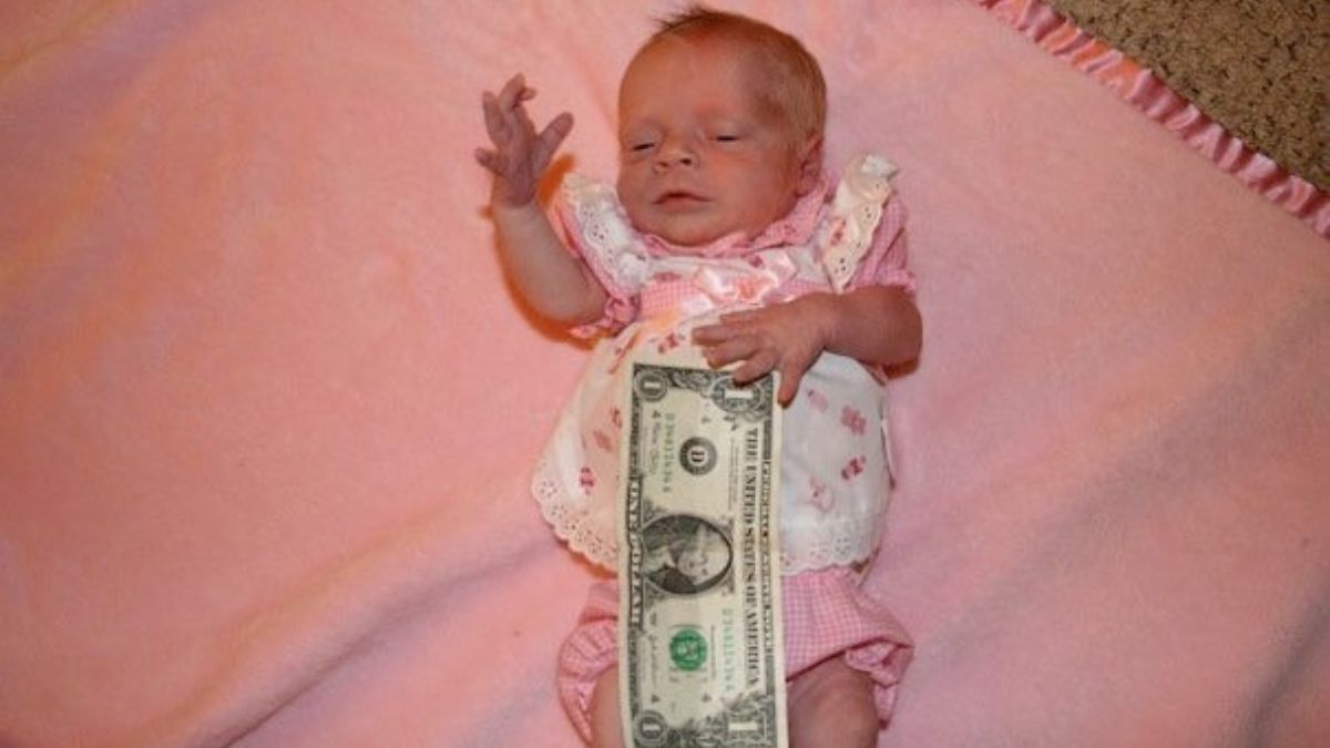 -- title missing -- Fotografía de Brenna de bebé, donde se ve que no era mucho más grande que un billete de un dólar.