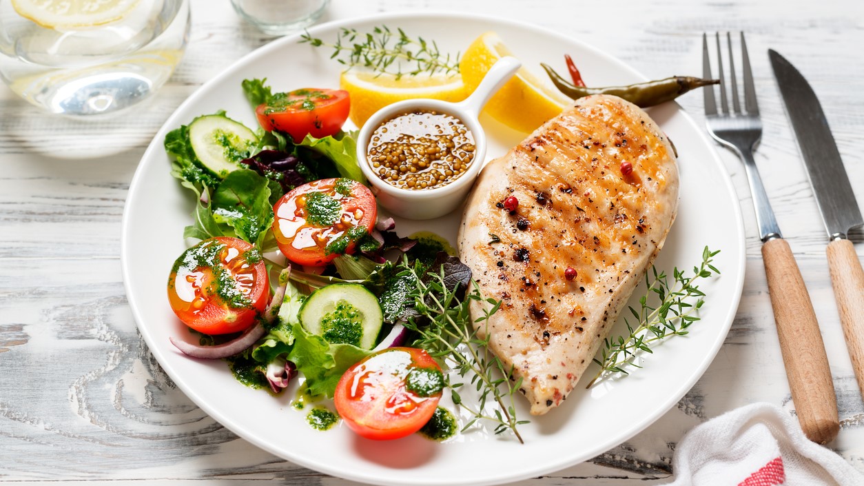 — title missing — Plate with grilled chicken and fresh green salad