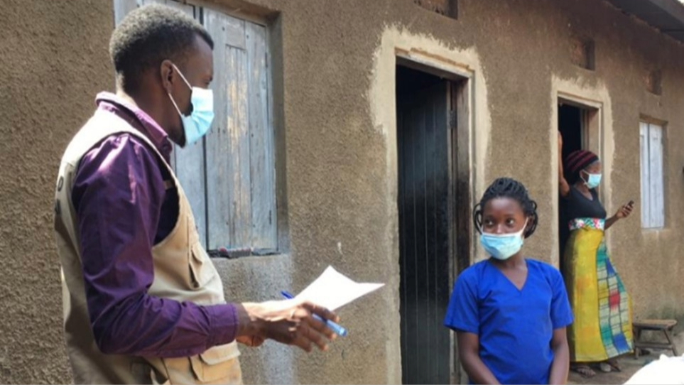 Ugandas_Disease_Detectives_Household Lead investigator Geofrey Amanya interviews one of the household members
