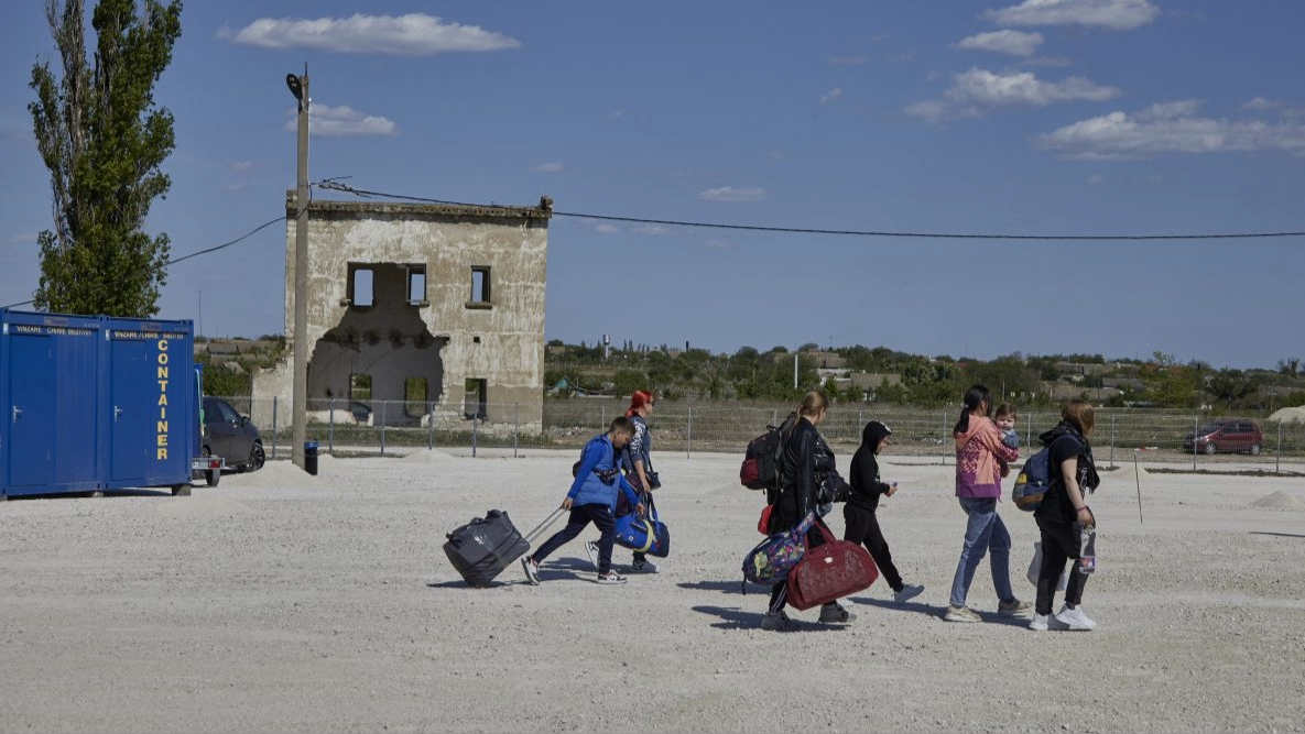 Ukraine-humanitarian-main A group of Ukrainians carrying luggage as they cross to and from Ukraine at the Palanca border in Moldova