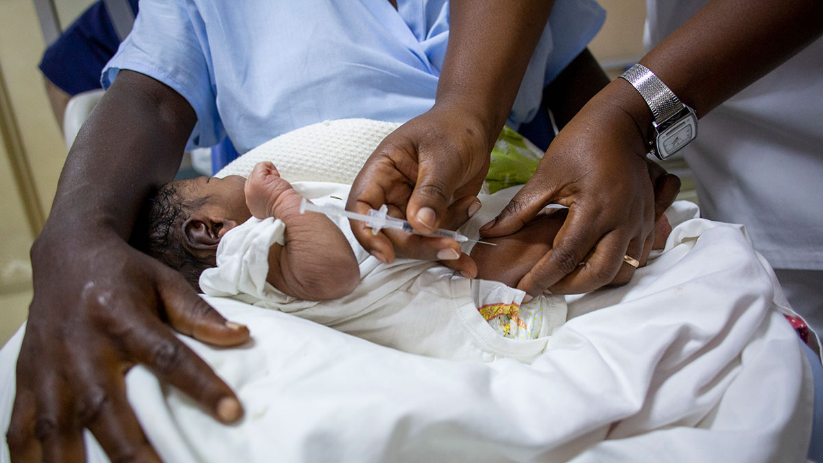 Hep B birth dose vaccination in Angola A newborn in Angola receives the hepatitis B birth dose vaccination.