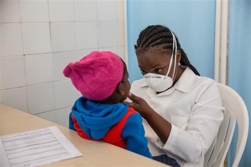A child is examined at the hospital by a physician