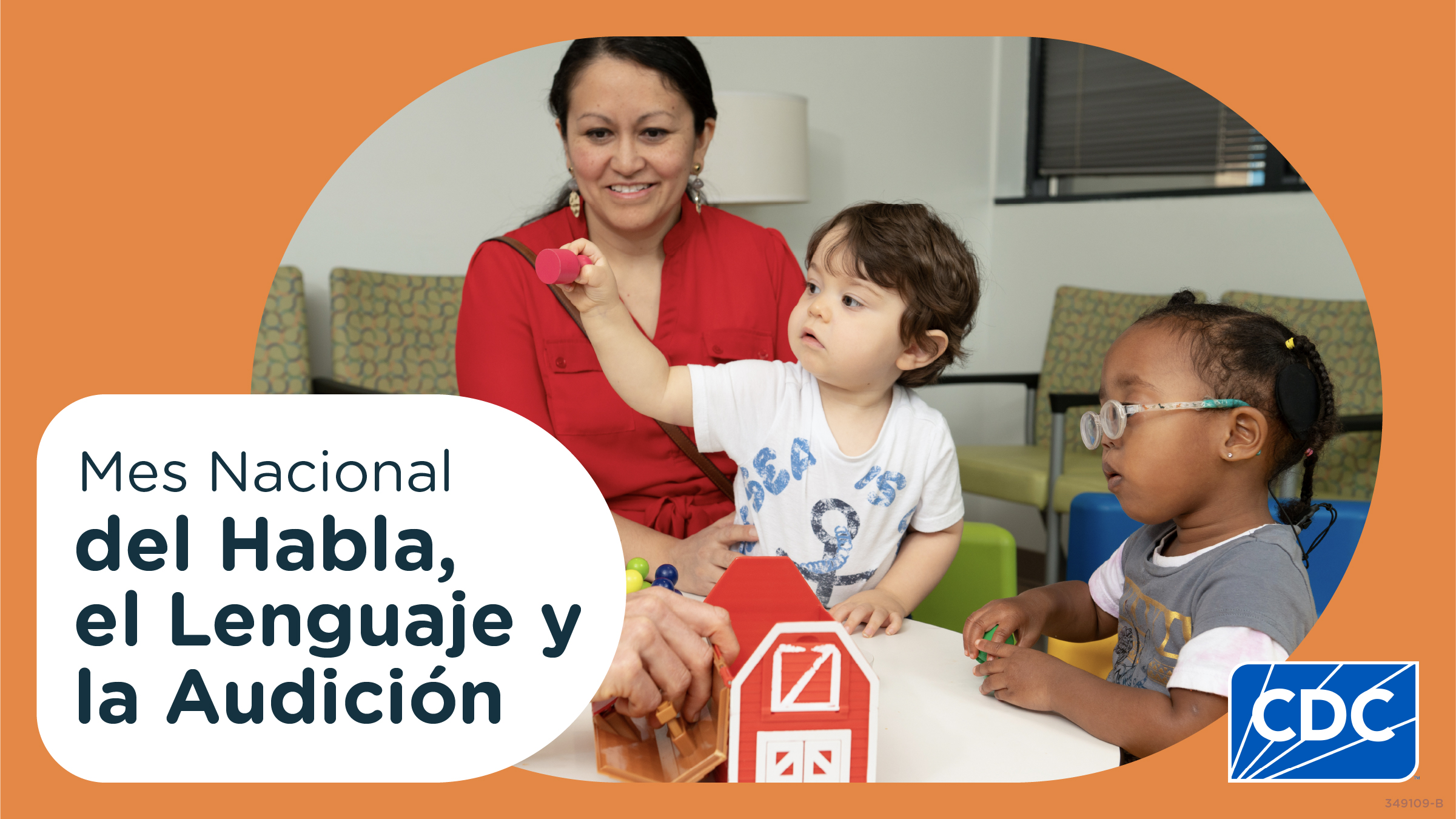 Niños juegan con juguetes en una mesa mientras una madre sonríe en el fondo. El texto dice: "Mes Nacional del Habla, el Lenguaje y la Audición"