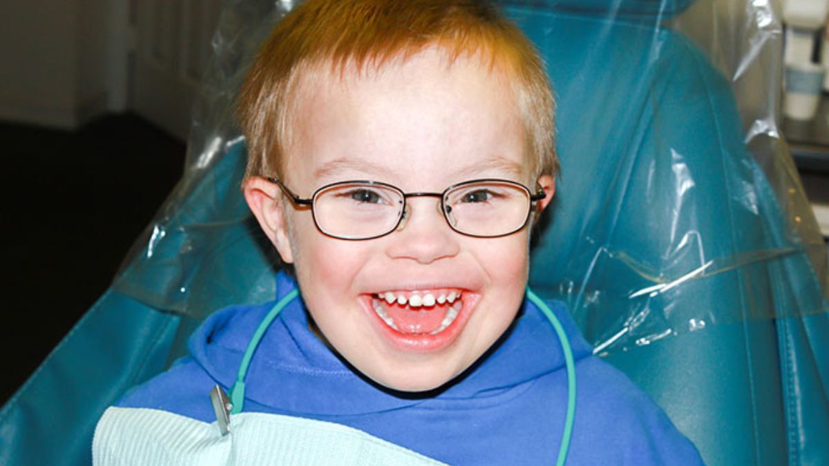 — title missing — child at dentist