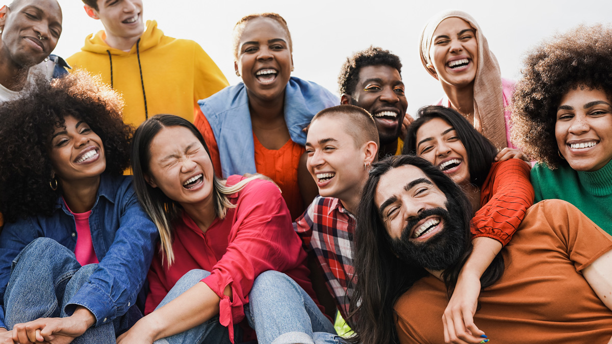 Un grupo de personas sonriendo.