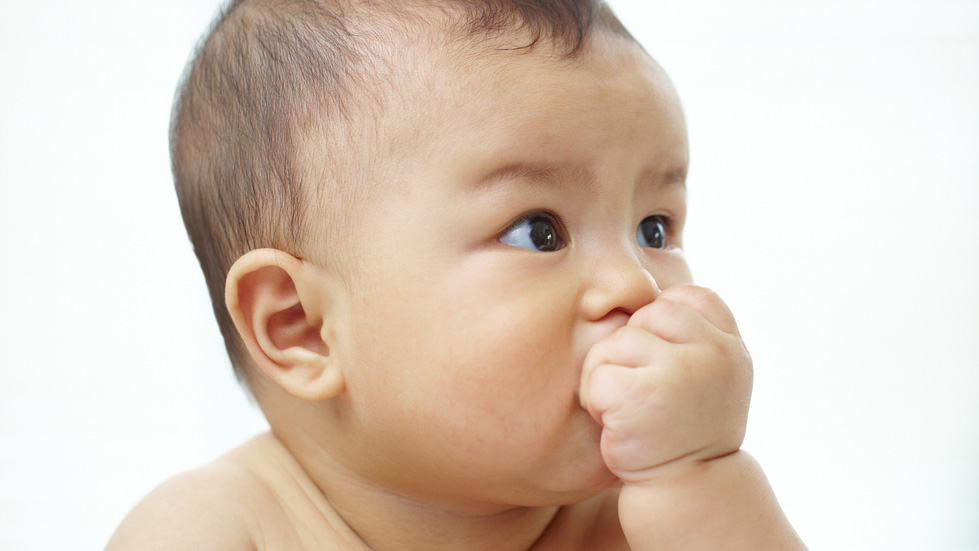 Hungry Sign - Birth to 5 Months An infant putting their hand to their mouth.