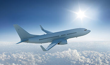 home-plan-for-travel Avión volando sobre las nubes.