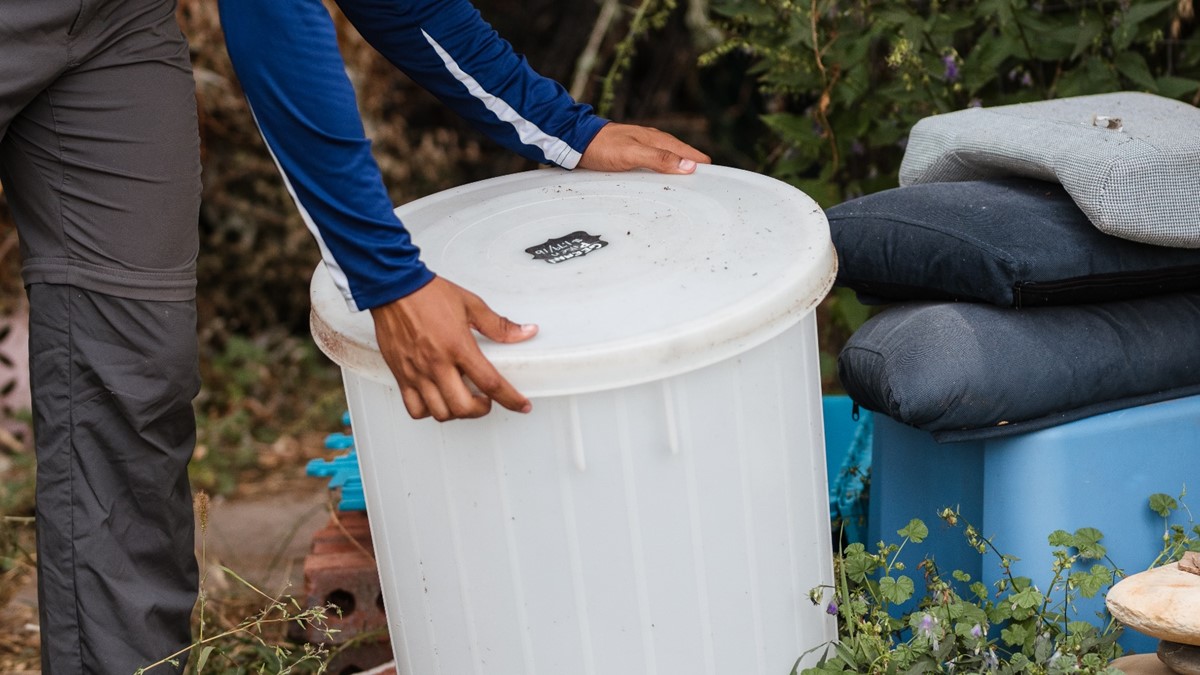 Cover containers Photo of a person covering a water-holding container.