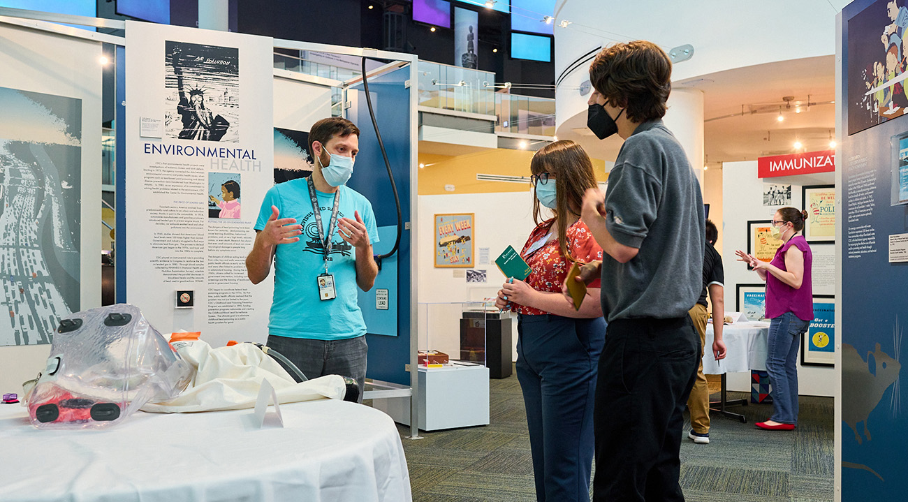 student-resources-banner-1300px Students talking to a CDC museum presenter