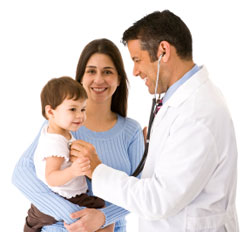 mother-holding-baby-physici.jpg_8fd67 Mamá cargando a su bebé mientras el médico escucha los latidos de su corazón