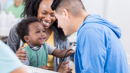gettyimages-862362484-522x293 Young black mom and toddler. Toddler holds a stethoscope to an Asian provider's chest.