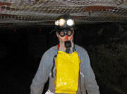 2013-148.jpg_b5f78 Miner wearing CCER (closed-circuit escape respirator)