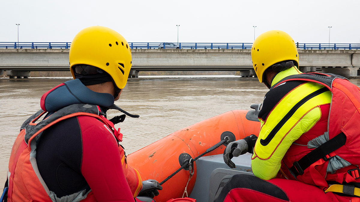 EPRO Thumbnail Response Worker Safety two workers wearing a yellow helmet driving a boat on floodwater