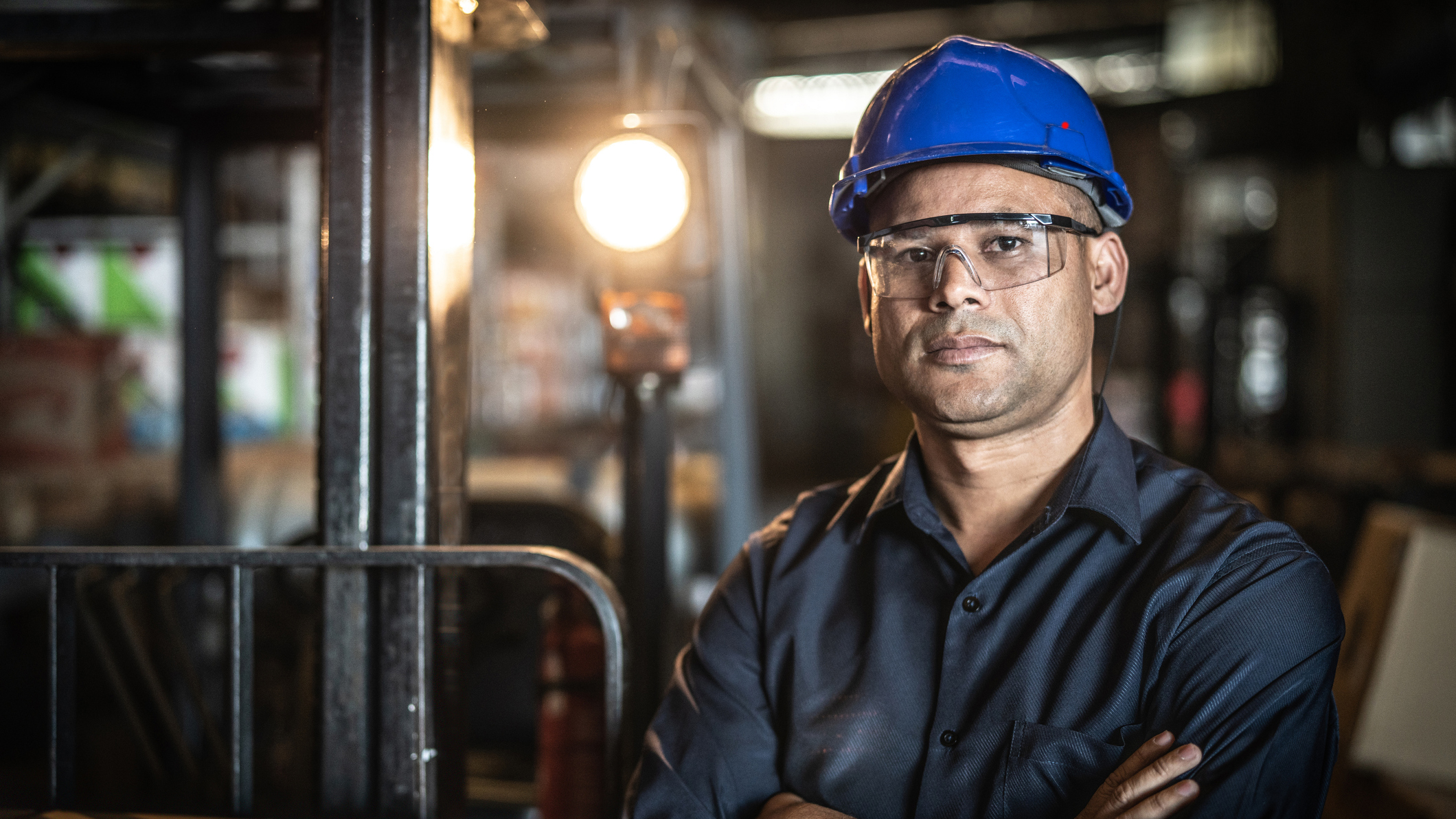 999554134 Close up image of a worker wearing PPE in an industrial setting.