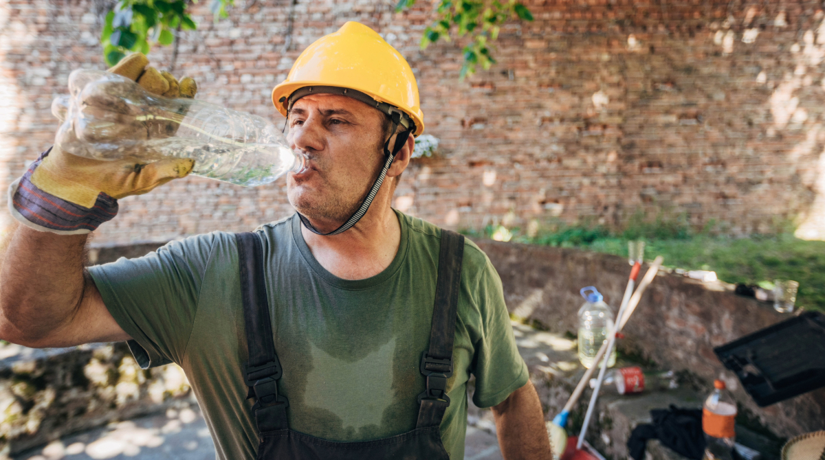 — title missing — Outdoor worker sweating and drinking water