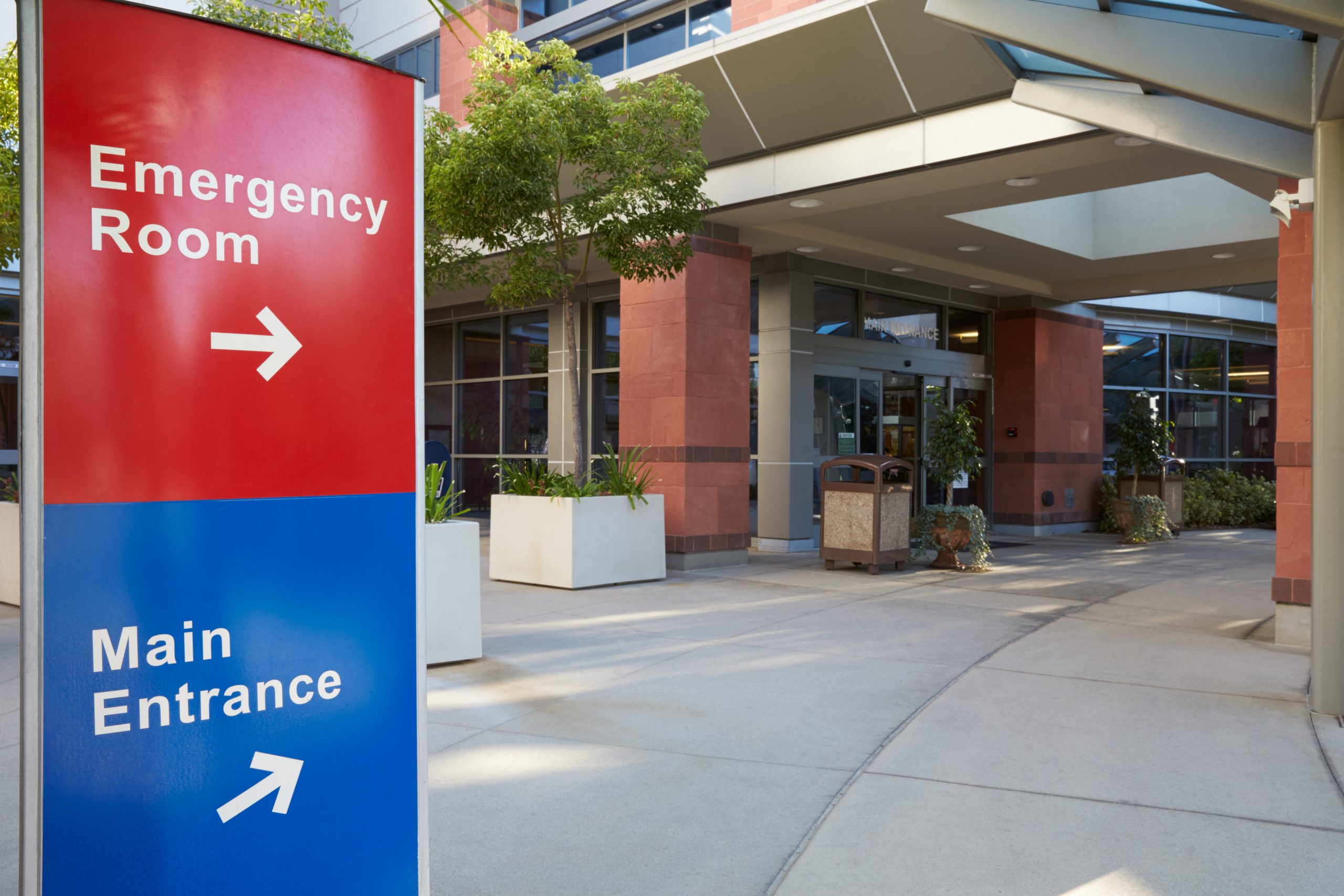 GettyImages504445174.jpg Letreros en la entrada de un hospital