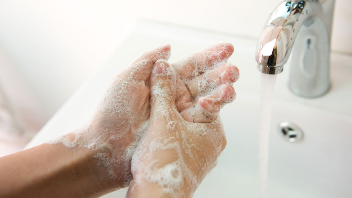 wash-hands-well-1200 Lavado de manos con jabón y agua de la llave.