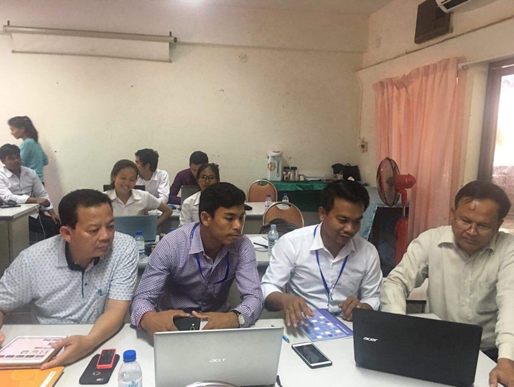 A CAVET instructor showing CAVET trainees how to connect to the Global Alliance for Rabies Control (GARC)’s Rabies Educator Certificate (REC) A CAVET instructor showing CAVET trainees how to connect to the Global Alliance for Rabies Control (GARC)’s Rabies Educator Certificate (REC)