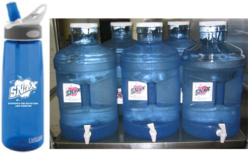 La primera fotografía muestra una de las botellas de agua reutilizables que fueron distribuidas a todos los estudiantes y el personal. La segunda fotografía muestra los dispensadores de agua de 5 galones que se llenaban con agua corriente fría y filtrada.