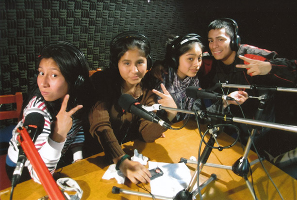 14_0416_01.jpg Multiplicadores Jóvenes visiting a radio production facility.