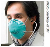 2013-138b.jpg_58bcb Trabajador de la salud con un estetoscopio en los oídos, usando un respirador con mascarilla de filtrado.
