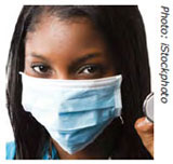2013-138c.jpg_8fadf Trabajadora de la salud usando una mascarilla quirúrgica que no se ajusta a su cara.