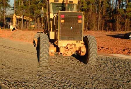 full200203b Foto 2. Esta foto muestra la parte de atrás de la motoniveladora usada en el momento del incidente. La alarma de retroceso está ubicada detrás de la parrilla y está marcada con una X.